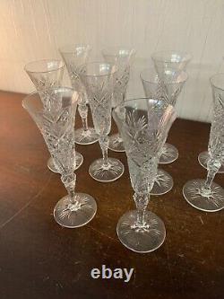 10 flûtes à champagne modèle taillé en cristal de Saint Louis (prix à la pièce)