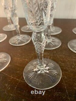 10 flûtes à champagne modèle taillé en cristal de Saint Louis (prix à la pièce)