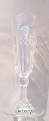 12 Flûtes à champagne en cristal gravé et taillé. XIXe Baccarat, St Louis