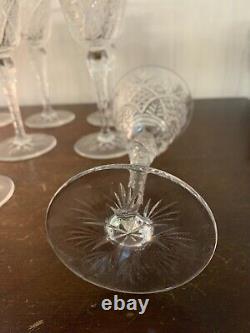 12 verres à vin modèle taillé en cristal de Saint Louis (prix à la pièce)