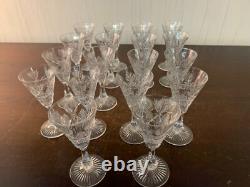 18 verres à liqueur modèle taillé épi cristal de Saint Louis (prix à la pièce)