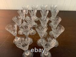 18 verres à liqueur modèle taillé épi cristal de Saint Louis (prix à la pièce)
