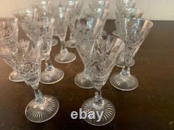 18 verres à liqueur modèle taillé épi cristal de Saint Louis (prix à la pièce)