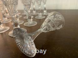 18 verres à liqueur modèle taillé épi cristal de Saint Louis (prix à la pièce)