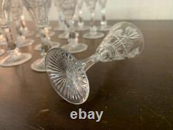 18 verres à liqueur modèle taillé épi cristal de Saint Louis (prix à la pièce)