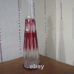 1 carafe a vin couleur rouge en cristal de saint louis taillé