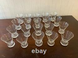 25 verres à vin blanc modèle diamant en cristal de Saint Louis (prix à la pièce)