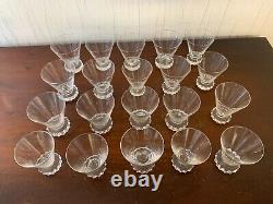 25 verres à vin blanc modèle diamant en cristal de Saint Louis (prix à la pièce)
