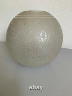 Ancien globe de lampe a pétrole cristal gravé à l'acide Saint louis tulipe