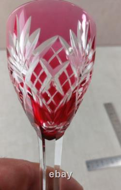 Ancien verre à vin, en cristal rose, décor Chantilly, signé Saint Louis
