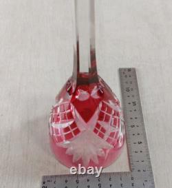 Ancien verre à vin, en cristal rose, décor Chantilly, signé Saint Louis