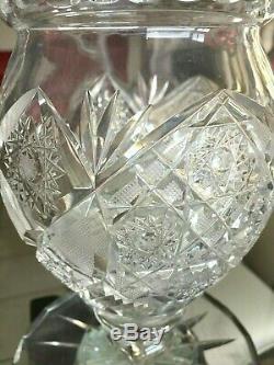 Ancienne Carafe à eau en cristal taillé, sur pied, bel objet-Baccarat ou st Louis