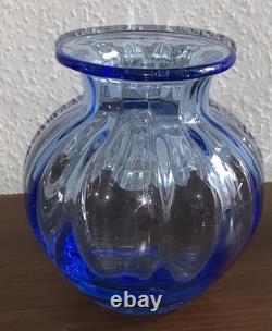 Beau vase boule bleu en cristal de Saint Louis signé
