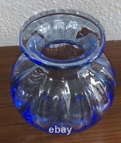 Beau vase boule bleu en cristal de Saint Louis signé