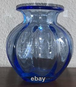 Beau vase boule bleu en cristal de Saint Louis signé