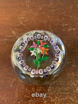 Boule presse papier 5 fleurs fond clair cristal de Saint Louis