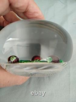 Boule presse papier cristal de Saint Louis fruits rouges 1954
