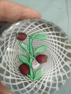 Boule presse papier cristal de Saint Louis fruits rouges 1954