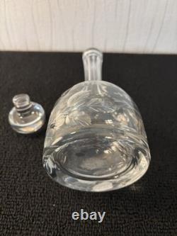 Carafe à liqueur modèle gravé fleurs en cristal de Saint Louis
