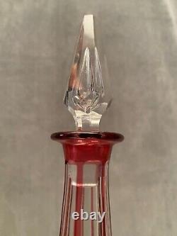 Carafe piriforme en cristal taillé teinté rouge overlay Baccarat Saint Louis