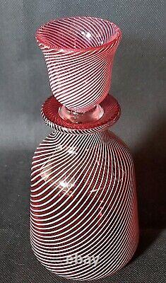 Carafon à bouchon creux Cristal de Saint Louis rosé à décor de latticino blanc