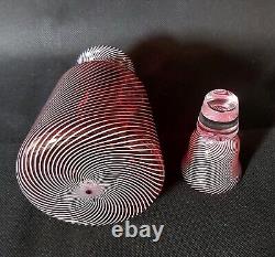 Carafon à bouchon creux Cristal de Saint Louis rosé à décor de latticino blanc