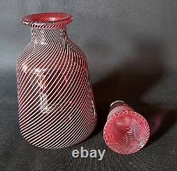 Carafon à bouchon creux Cristal de Saint Louis rosé à décor de latticino blanc