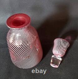 Carafon à bouchon creux Cristal de Saint Louis rosé à décor de latticino blanc