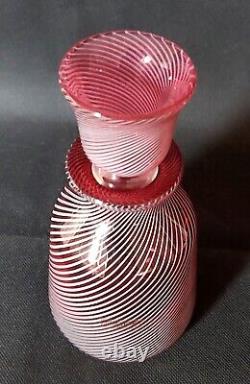 Carafon à bouchon creux Cristal de Saint Louis rosé à décor de latticino blanc