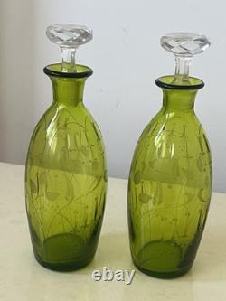 Deux Carafe A Liqueur En Cristal Gravé Saint Louis