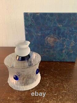 Flacon à parfum bleu et mat 1995 en cristal de Saint Louis