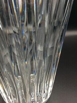 Grand vase en cristal blanc soufflé taillé signé Saint-Louis Art Déco