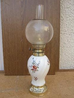 Lampe à pétrole en porcelaine avec globe cristal Saint Louis Epoque 1900