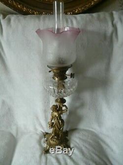 Lampe pétrole bronze, toupie cristal de Baccarat et tulipe Saint Louis