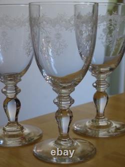 SAINT LOUIS 4 ANCIENS VERRES A VIN CRISTAL MODELE GRAVURE LOUISE 1293 ht 14,5 cm