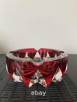 SAINT LOUIS Cendrier Ciselé Cristal Rouge Et Blanc diam. 15cm Made In France