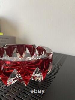 SAINT LOUIS Cendrier Ciselé Cristal Rouge Et Blanc diam. 15cm Made In France