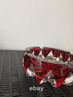 SAINT LOUIS Cendrier Ciselé Cristal Rouge Et Blanc diam. 15cm Made In France