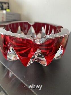 SAINT LOUIS Cendrier Ciselé Cristal Rouge Et Blanc diam. 15cm Made In France