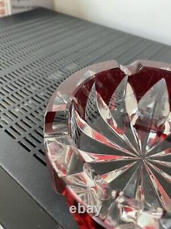 SAINT LOUIS Cendrier Ciselé Cristal Rouge Et Blanc diam. 15cm Made In France