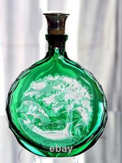 SAINT-LOUIS Flasque à alcool, en overlay de cristal, scène de chasse + coffret