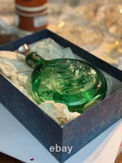 SAINT-LOUIS Flasque à alcool, en overlay de cristal, scène de chasse + coffret