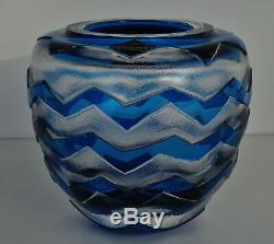 SAINT-LOUIS Vase en Cristal Bleu Gravé Acide de Frises Losangiques