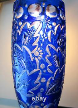 SUPERBE vase cristal Overlay bleu blanc, ciselé taillé de feuillage Saint Louis