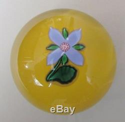 Saint-Louis. Boule presse-papier ou sulfure en cristal décor d'une fleur SL 1991