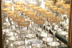 Saint Louis, série de 20 verres à vin cristal et or à décor gravé de rinceaux