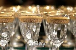 Saint Louis, série de 8 verres à vin cristal et or à décor gravé de rinceaux
