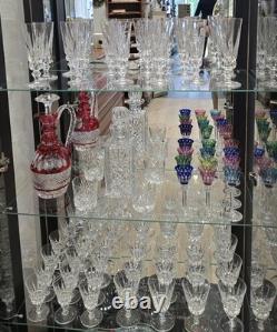 Service de 36 verres en cristal Saint-Louis modèle Guernesey signé
