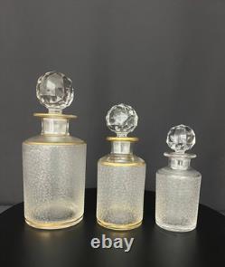 Suite de trois flacons de toilette en cristal givré et doré, Saint-Louis