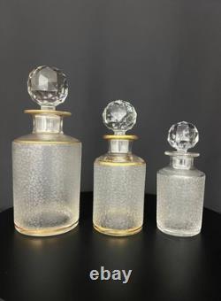 Suite de trois flacons de toilette en cristal givré et doré, Saint-Louis